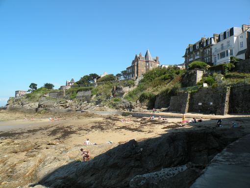  promenade aménagée le long des rochers